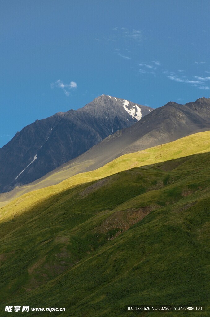 高山草甸間的壯麗景致