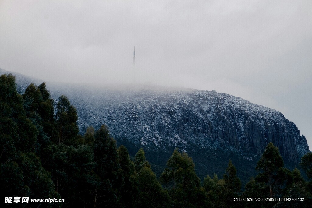 云霧繚繞的山林與山峰