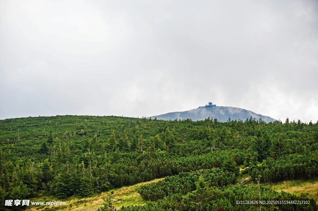 山林間的遠方巍峨山峰