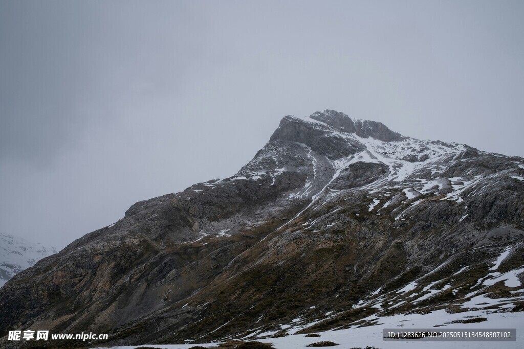 雪山巍峨