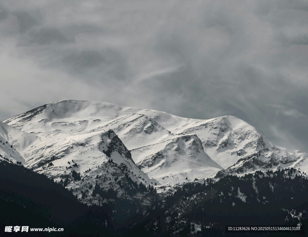 雪山云霧繚繞壯麗景觀