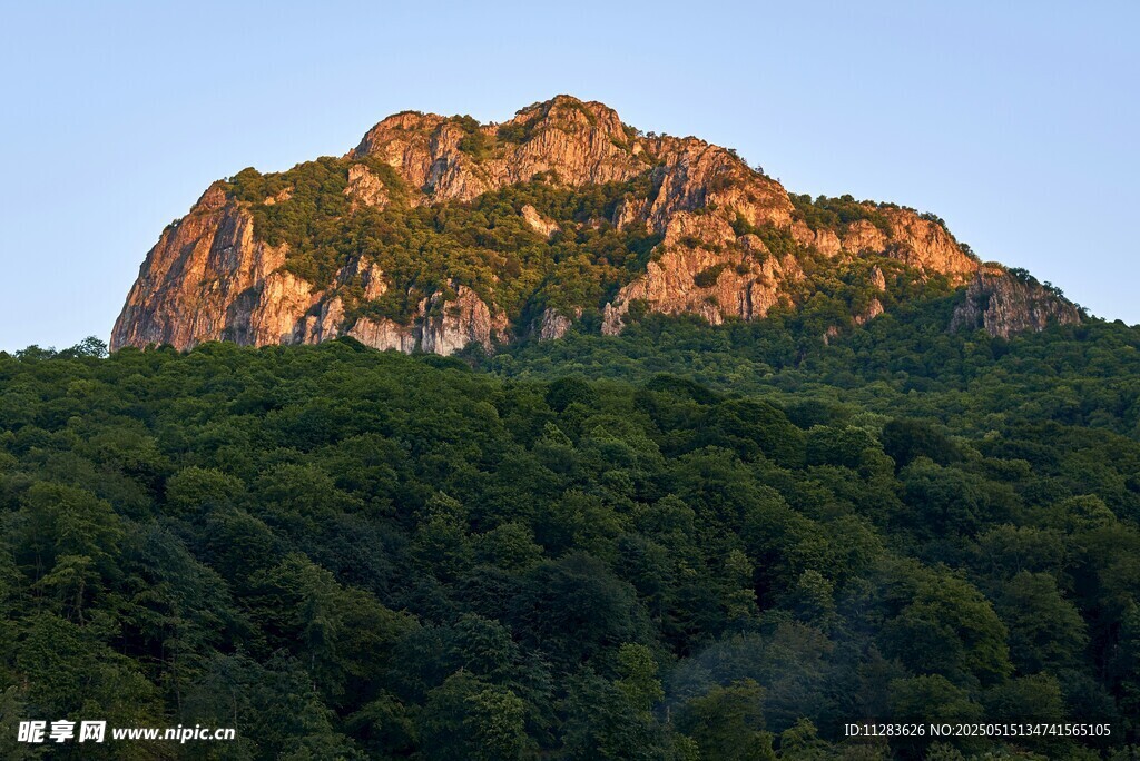 夕陽下的蔥郁山峰