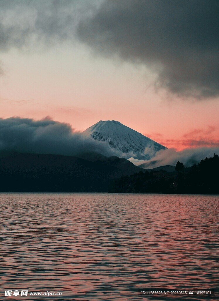湖畔晚霞中的巍峨雪山