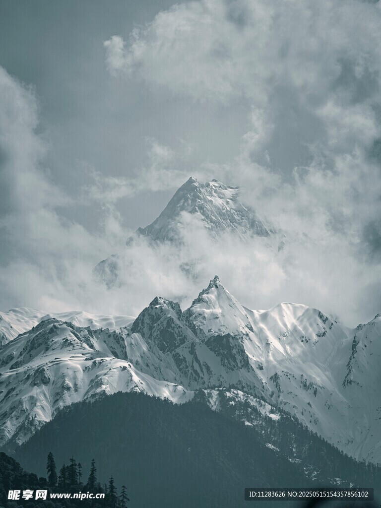 云霧繚繞的壯麗雪山