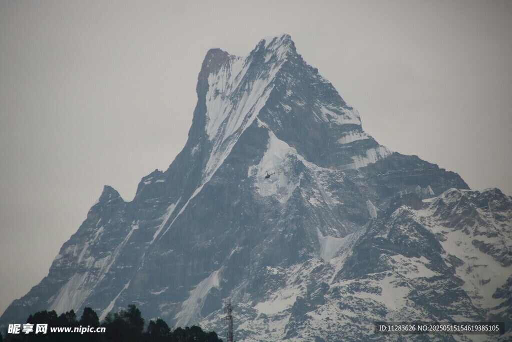 巍峨雪山壯麗景致