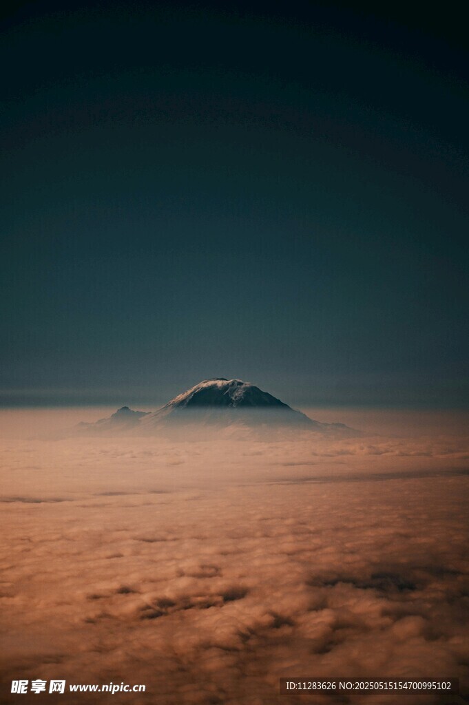 云海之上的孤山奇景