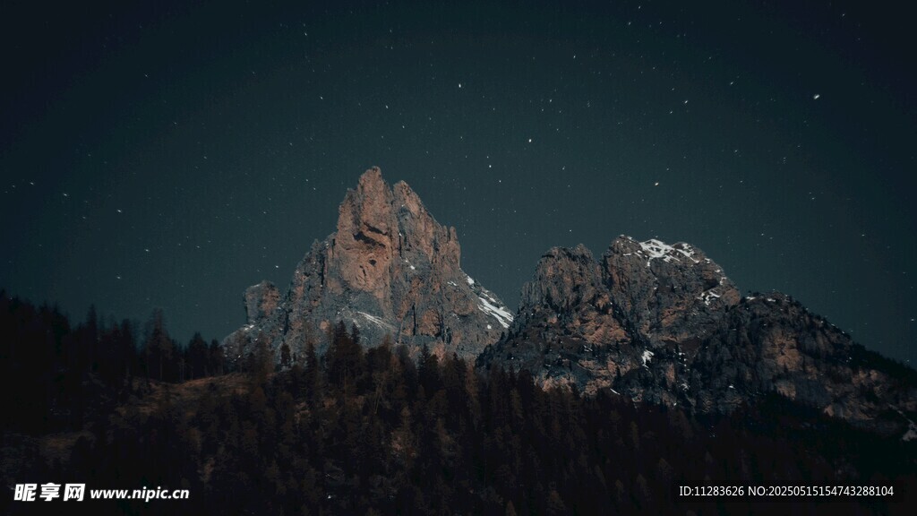 夜空下的巍峨山峰