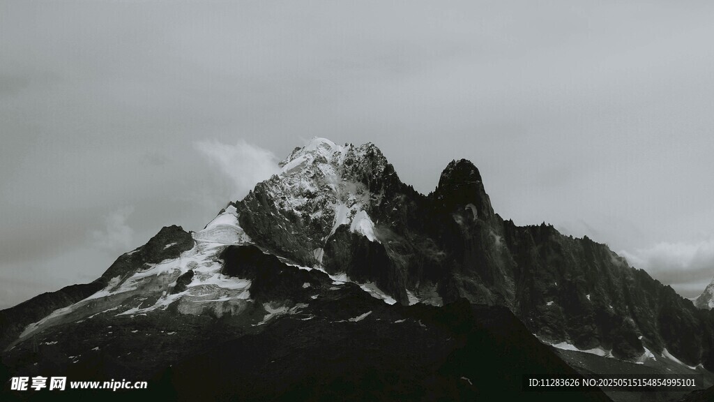 巍峨雪山壯麗景致