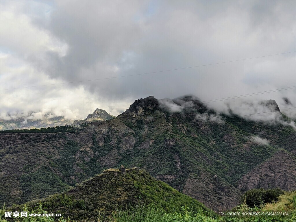 云霧繚繞的壯美山巒