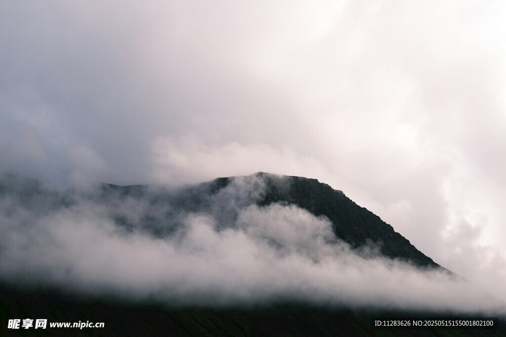 云霧繚繞中的巍峨山峰