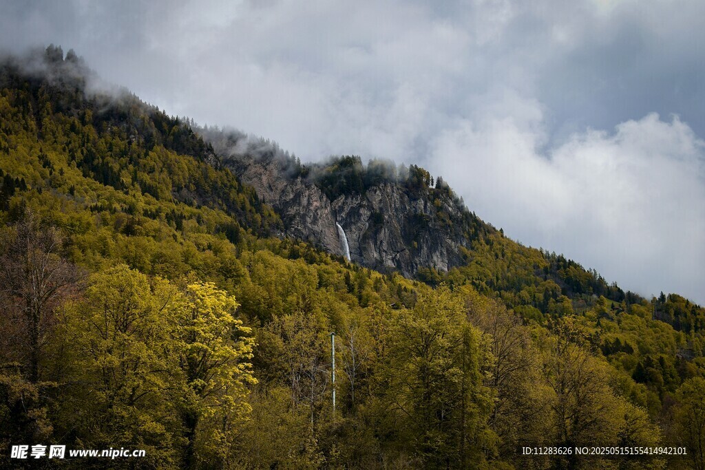秋日山林間的壯麗山景