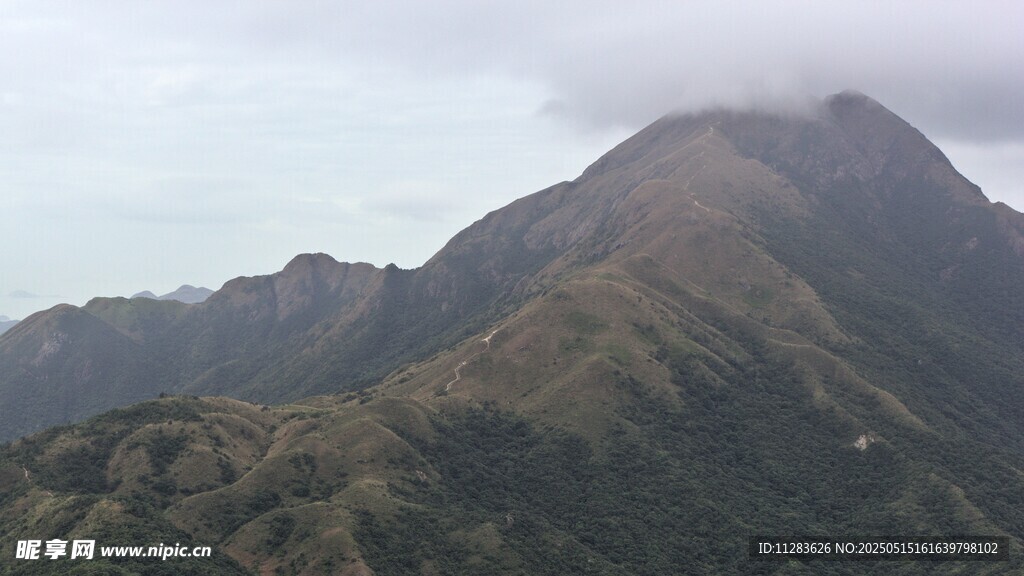 云霧繚繞的壯美山峰