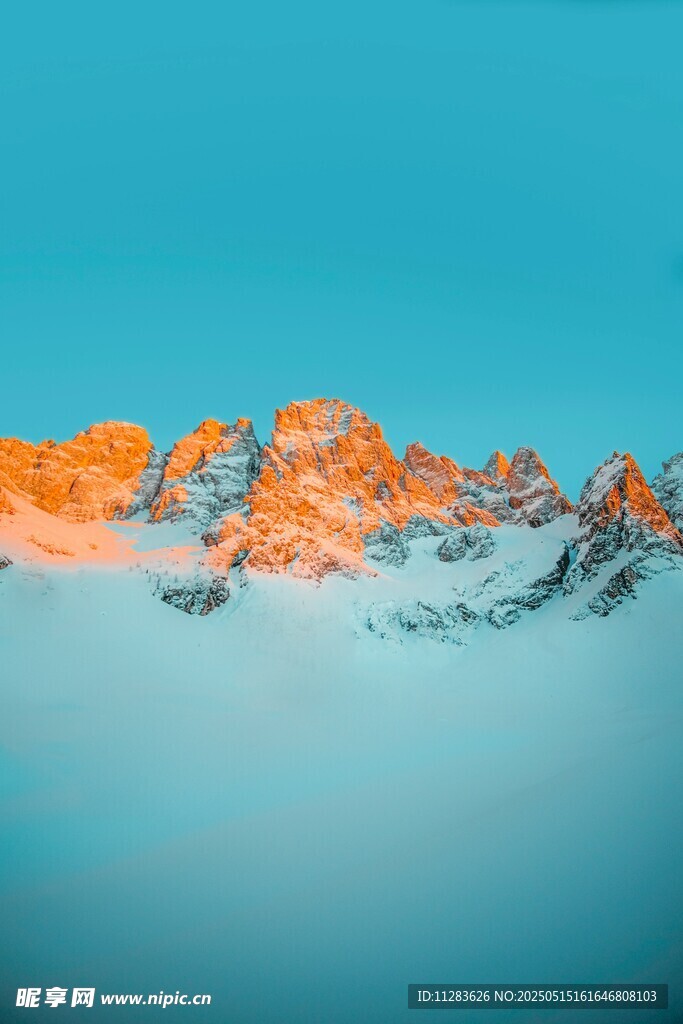 雪山映藍(lán)天壯麗美景