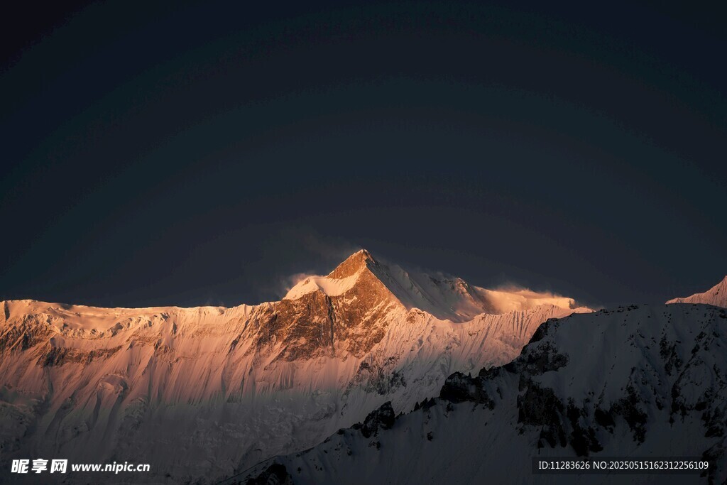 雪山夕照美景