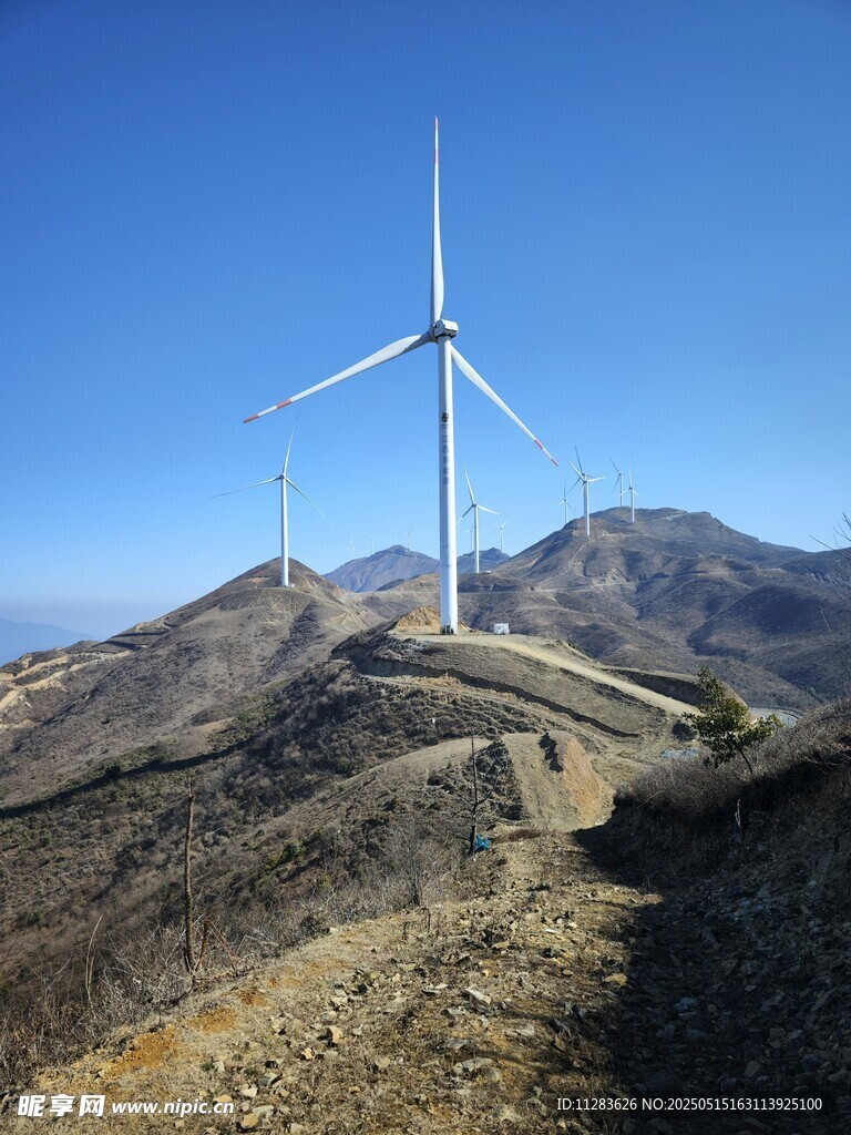 山間矗立的大型風力發(fā)電機