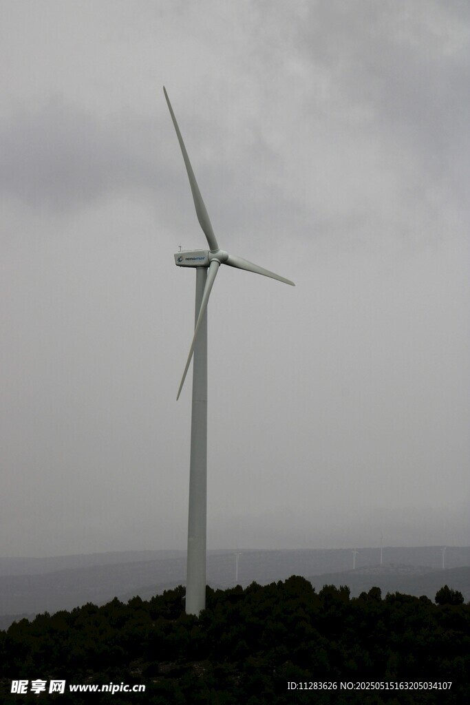 山頂上的白色風(fēng)力發(fā)電機(jī)