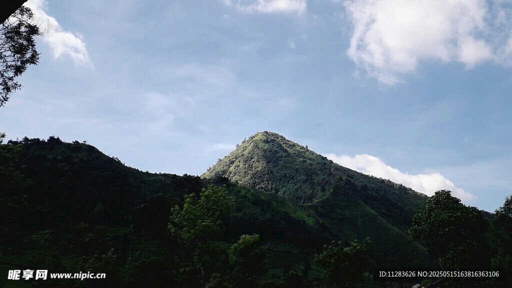 青山之巔藍天白云美景