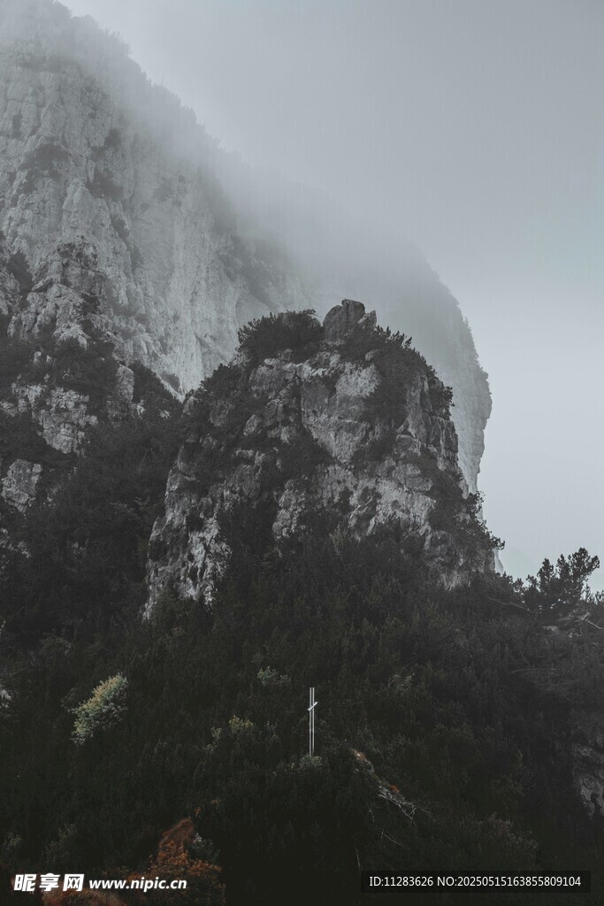 云霧繚繞的巍峨山峰