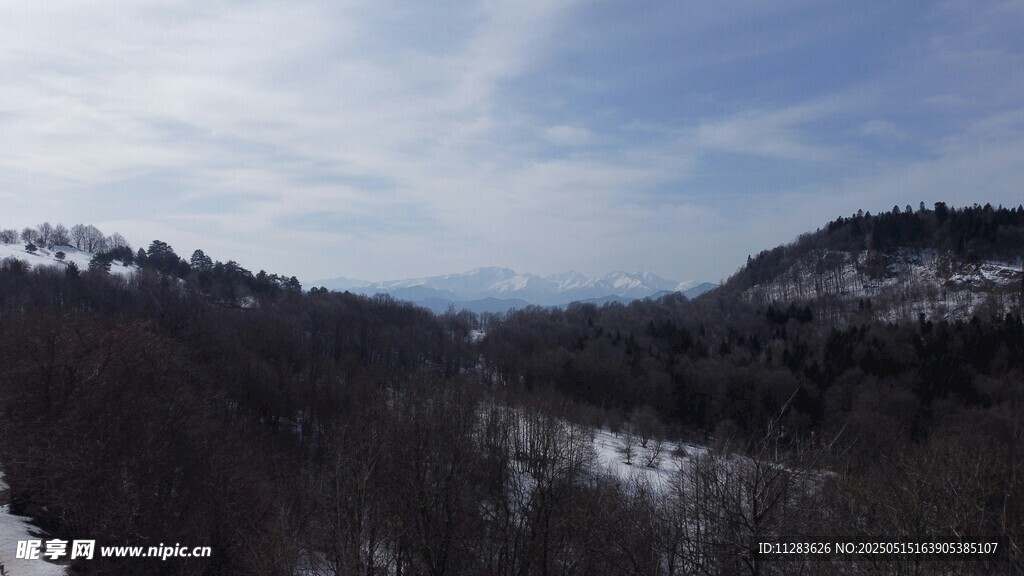 冬日山巒雪景全景圖