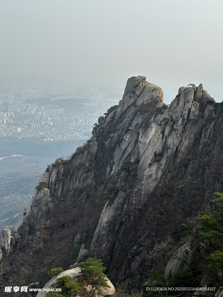 巍峨山峰景色壯麗