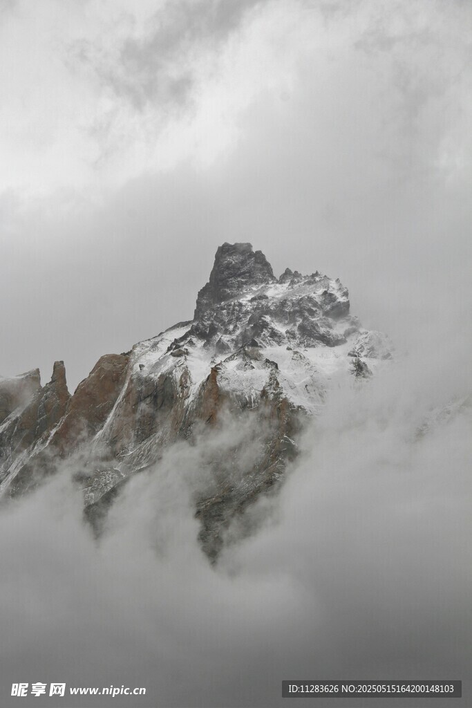 云霧繚繞中的巍峨雪山
