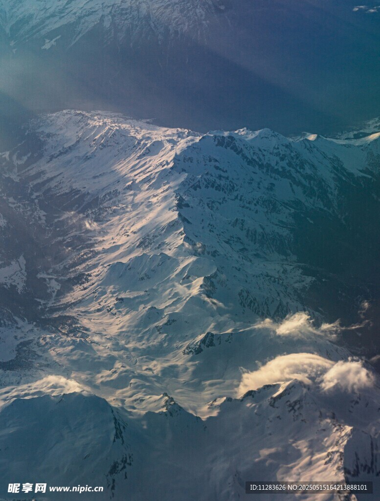 高空俯瞰壯麗雪山景觀