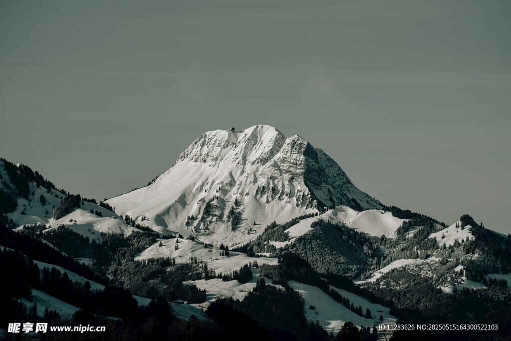 巍峨雪山壯麗景致