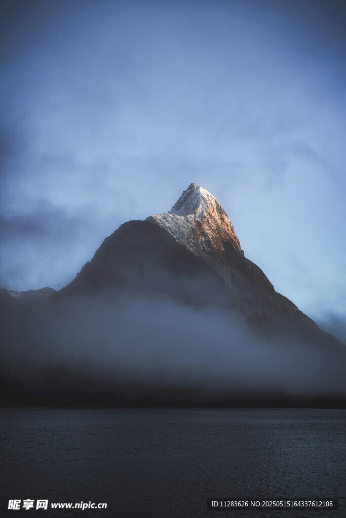 云霧繚繞中的巍峨山峰