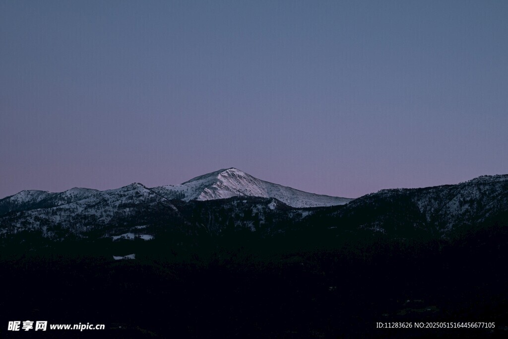 黃昏下的雪山與山巒