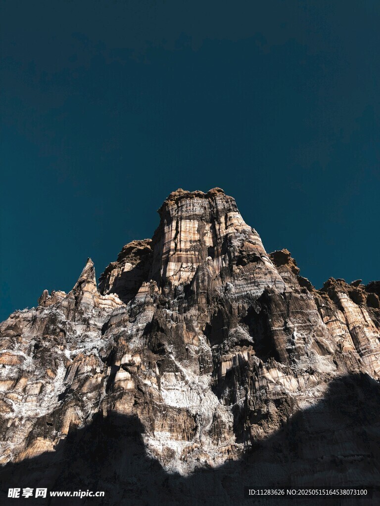 巍峨山峰壯麗景致