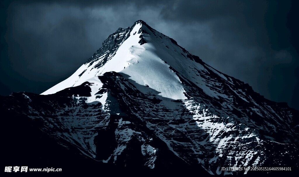 巍峨雪山壯麗景致