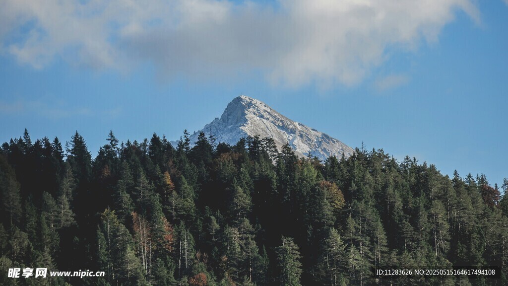 山林間的巍峨雪峰