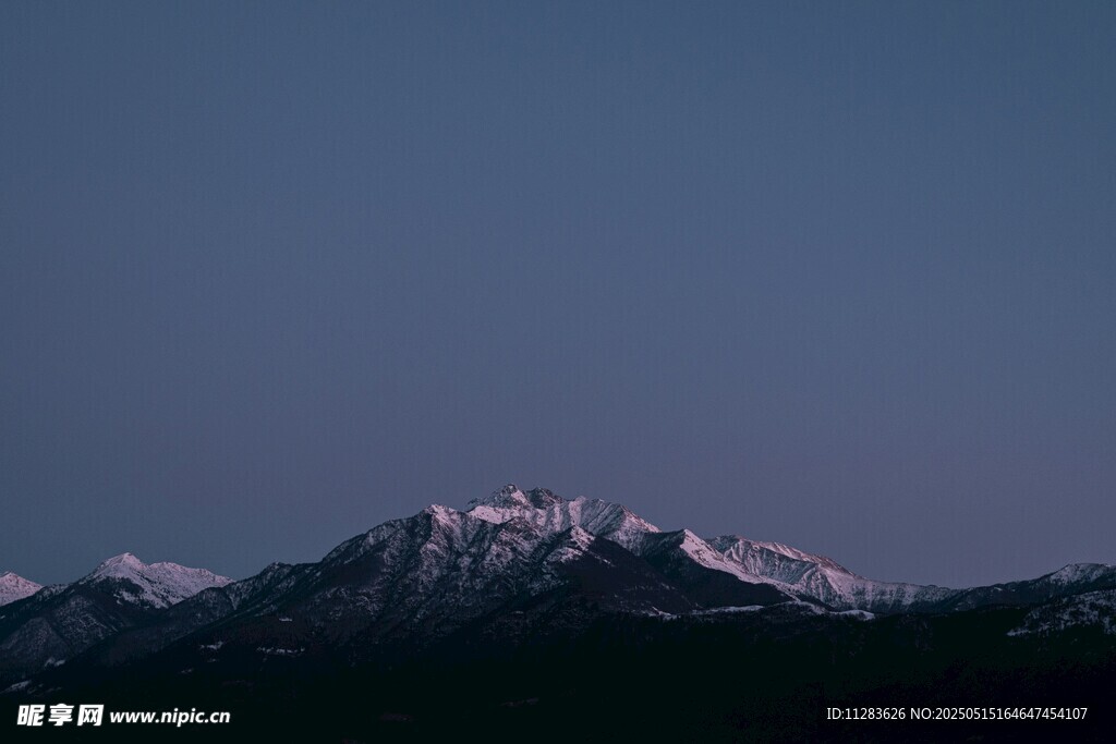 夜幕下的雪山美景
