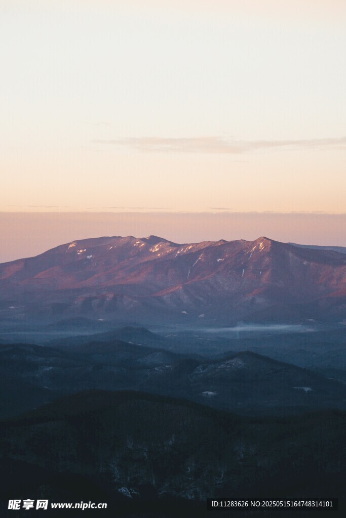 黃昏下的壯麗山巒景色