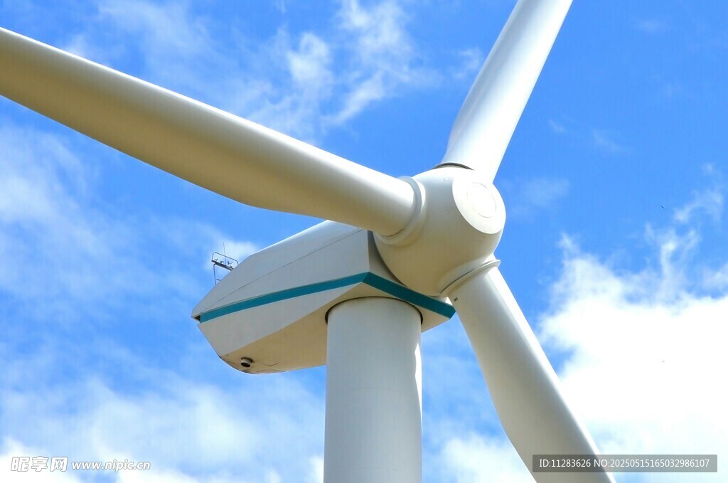 藍天中的白色風力發電機