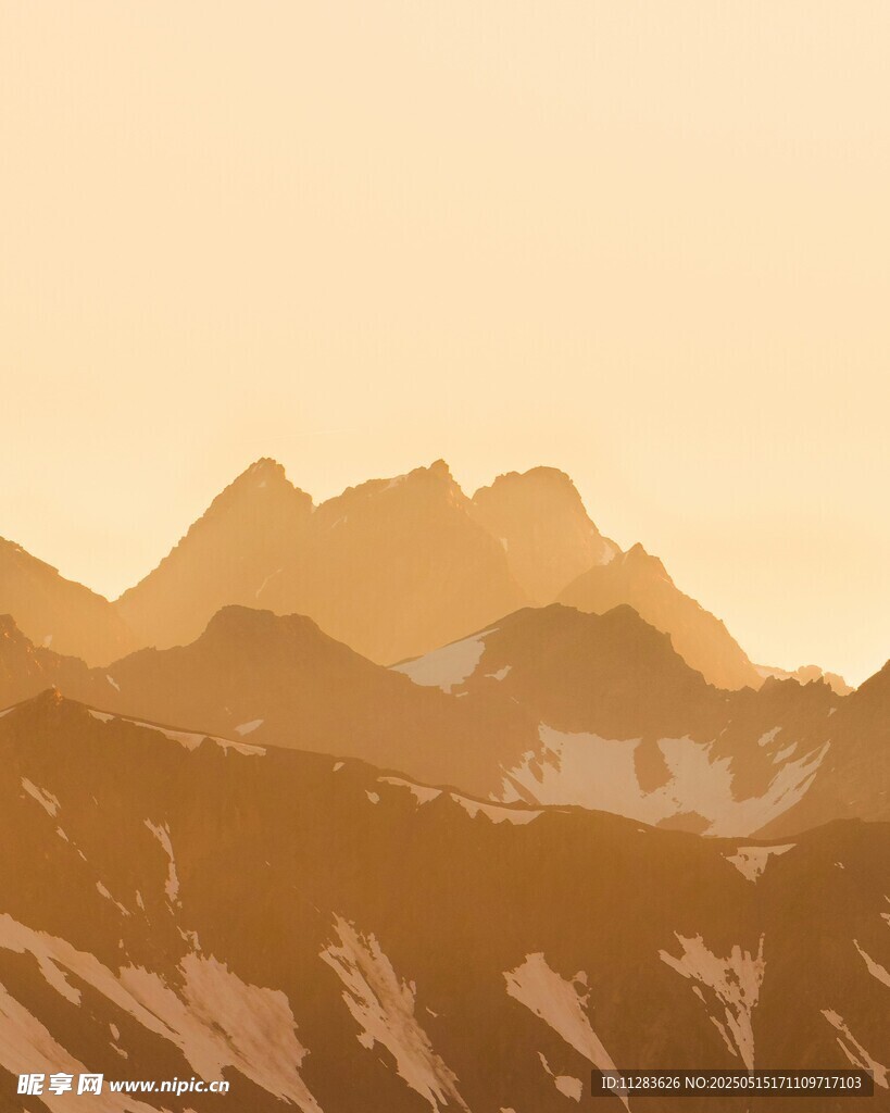 黃昏下的壯麗山巒