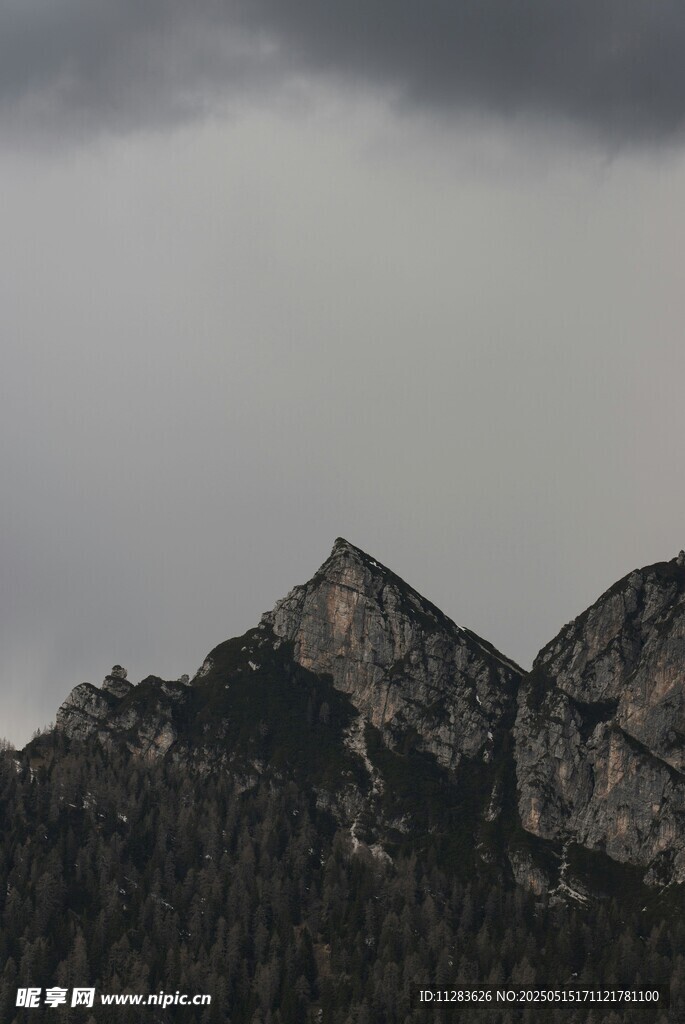 烏云下的巍峨山峰