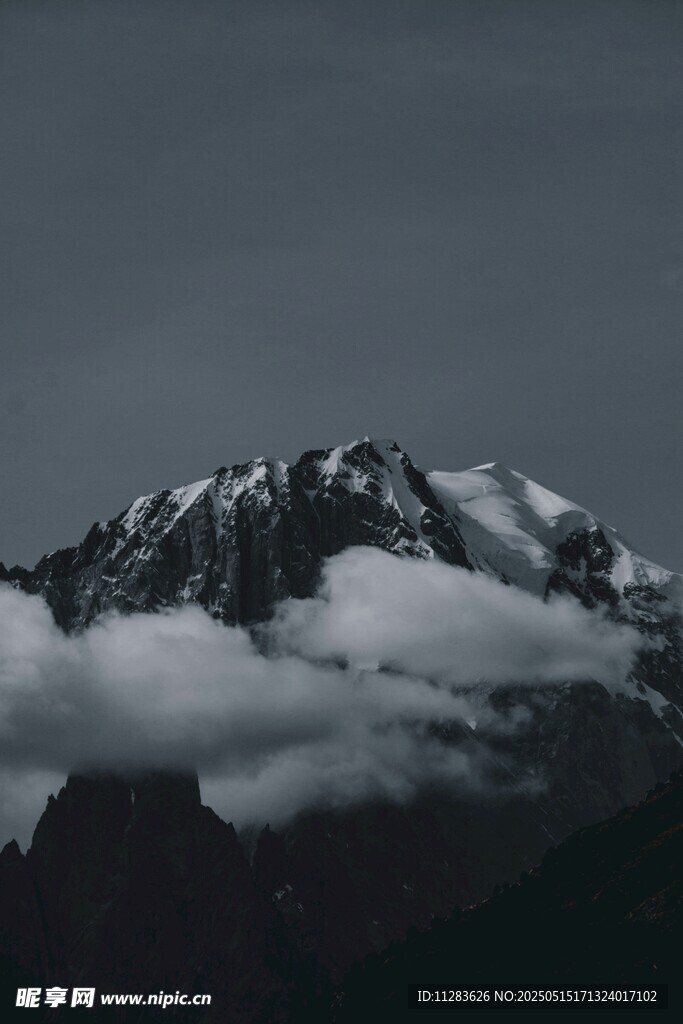 云霧繚繞的巍峨雪山