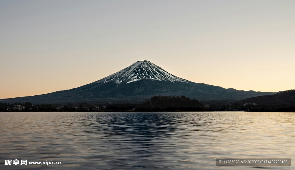富士山下的靜謐湖景