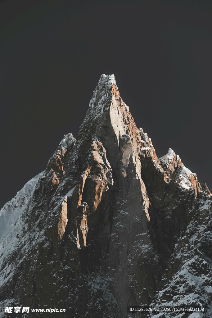 巍峨雪山尖峰