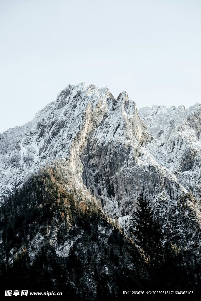 巍峨雪山壯麗景致
