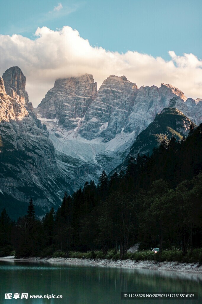 湖畔雪山美景