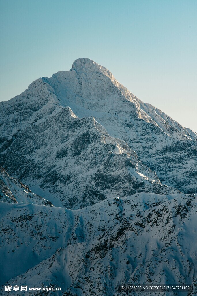 巍峨雪山壯麗景致