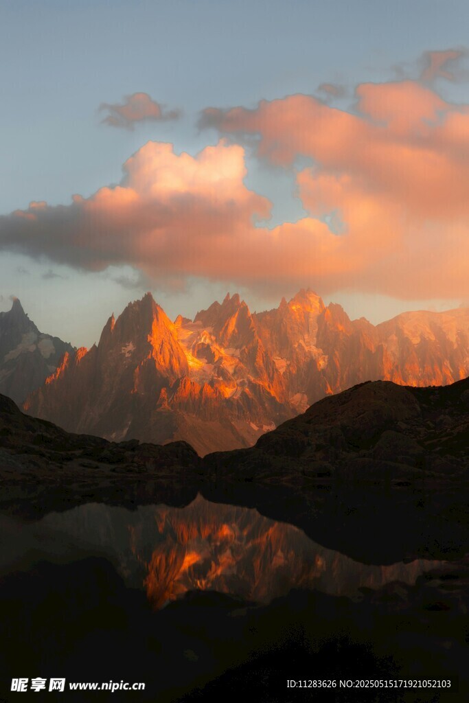 壯麗雪山映晚霞美景