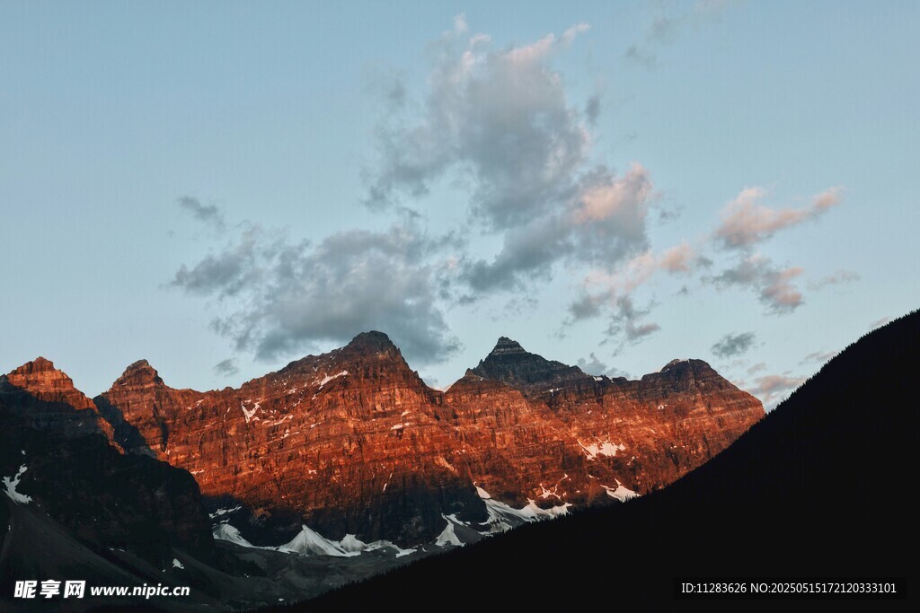 夕陽下的壯麗山巒