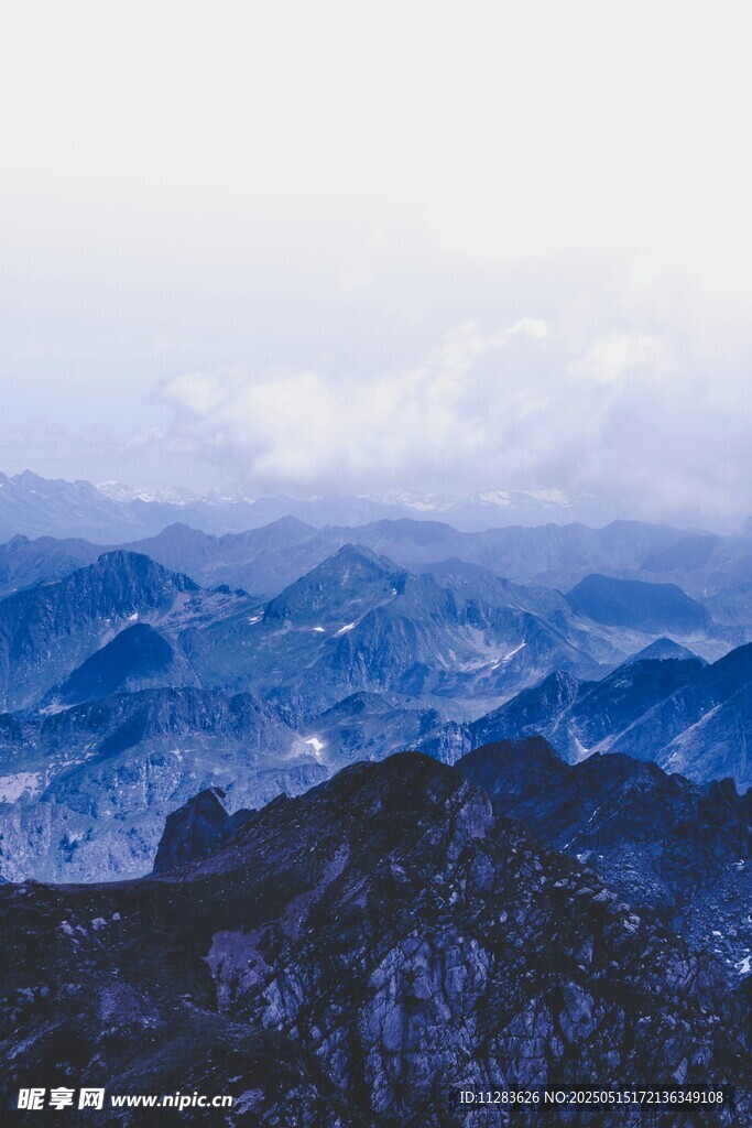 壯麗山巒云海景觀