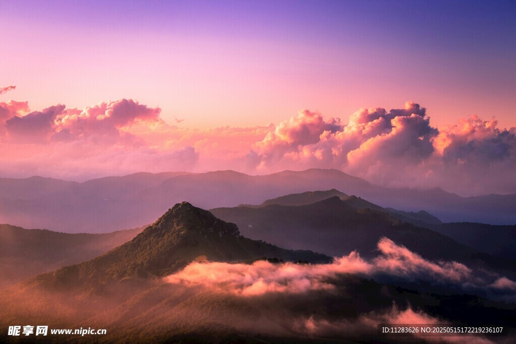壯麗山巔日出云海景觀