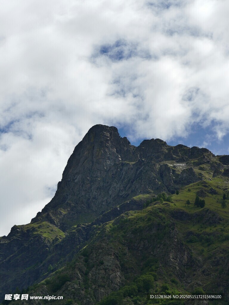 巍峨青山伴白云