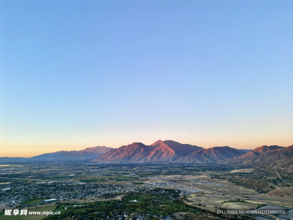 壯麗山景下的開闊地貌