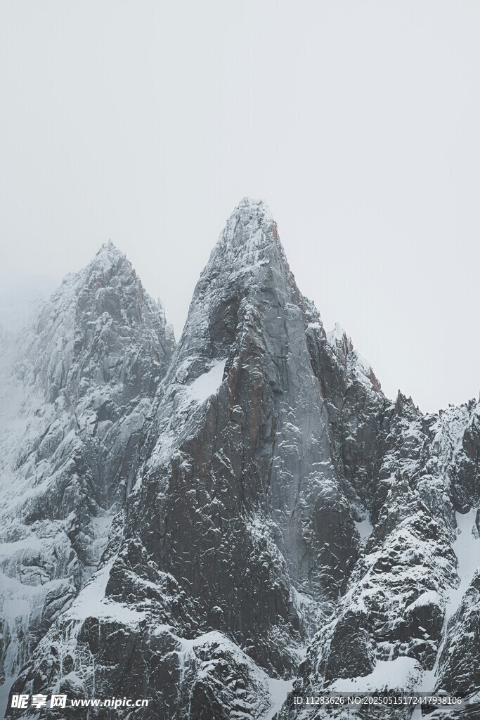 雪山巍峨壯麗景觀